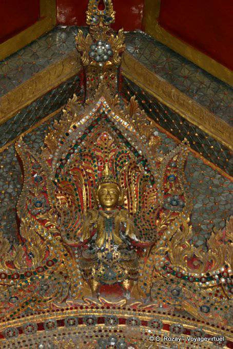 Gros plan sur la décoration dans la Pagode Hpaung Daw U, Inlé - Myanmar (Birmanie)