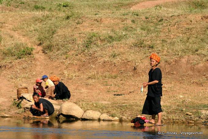 Pa-O faisant la lessive dans la rivière, Sagar - Myanmar (Birmanie)