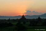 Un coucher de soleil derrière un stupa, Bagan, Birmanie.