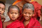 Portrait de petits moines, Bagan, Birmanie.