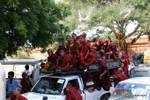 Taxi rempli de moines, Bagan, Birmanie.