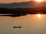 Reflet du coucher de soleil sur l'Irrawaddy, Bagan, Birmanie.