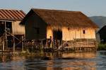 Maison traditionnelle Intha, lac Inlé, Birmanie.