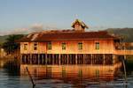 Couleurs au soleil couchant d'une maison sur pilotis, lac Inlé, Birmanie.