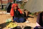 Femme Pa-ô vendant des pommes au marché, lac Inlé, Birmanie.