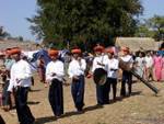 Groupe de musiciens dans la procession, Taung To, lac Inlé, Birmanie.