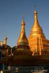 Stupas de la pagode Mahamuni, Mandalay, Birmanie.