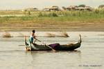 Passage de bateau à rames, Ayerwayadi river, Mandalay, Birmanie.