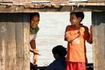 Sourires au passage du bateau, sur l'Irrawaddy, Mandalay, Birmanie.