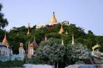Mandalay, temple et stupas sur la colline de Sagaing, Birmanie.