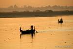 Bateaux au petit matin sur l'Ayeryawady, Mandalay, Birmanie.