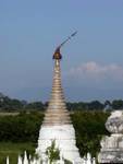 Stupa penché à Ava, Mandalay, Birmanie.