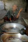 Distillation artisanale, Byat Ta Pan Sat road, Mont Popa, Birmanie.