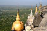 Rocher d'or et vue sur la campagne au pied du Taung Kalat, Mont Popa, Birmanie.