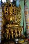 Bouddha couronné sur éléphants, Taung Kalat, Mont Popa, Birmanie.