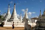 Alignements de stupas blancs, Shwe U Min Pagoda, Pindaya, Birmanie.