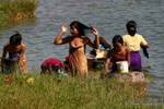 Femmes birmanes au bain, Pindaya, Birmanie.