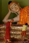 Buste du bouddha couché, pagode de Shwedagon, Rangoon, Birmanie.