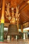 Cloche Singumin ou Maha Gantha (23 tonnes), pagode Shwedagon, Rangoon, Birmanie.