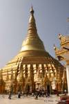 Petits temples autour du grand stupa, pagode de Shwedagon, Rangoon, Birmanie.
