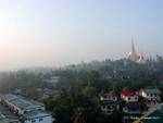 Vue sur la ville-jardin et la pagode de Shwedagon, Rangoon, Birmanie.