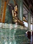 Bouddha moderne dans un environnement kitch, Pagode Shwedagon, Yangon, Birmanie.
