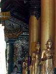 Colonnes et bouddhas debouts dans un temple de la pagode de Shwedagon, Yangon, Birmanie.