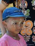 Les yeux éblouis de l'enfant au thanaka, Yangon, Birmanie.