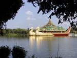 Le Karaweik, réplique de barge royale birmane, sur le lac Kandawgyi, Yangon, Birmanie.