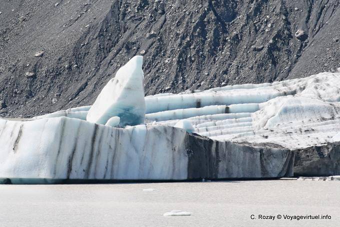 Ice chunk breaks off Tasman Glacier, Tasman Lake, Canterbury - Nouvelle-Zélande