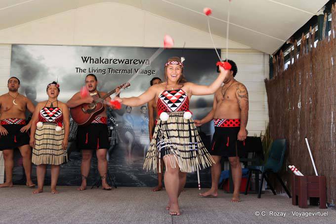 Poi, Ball and Twine, Whakarewarewa Maori Spectacle, Rotorua - Nouvelle-Zélande