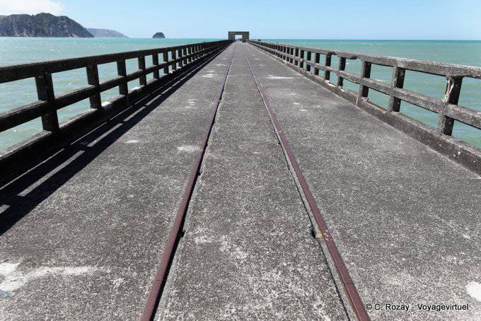 Parrallélisme des rails sur le ponton, Anaura Bay, East Cape - Nouvelle-Zélande