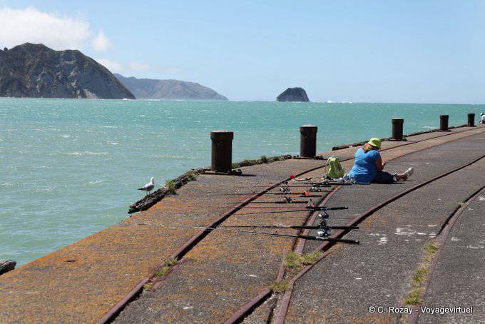 Pêche sur le ponton, Anaura Bay, East Cape - Nouvelle-Zélande