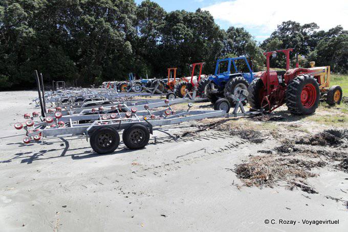 Collection de tracteurs sur la plage, Omaio, East Cape - Nouvelle-Zélande