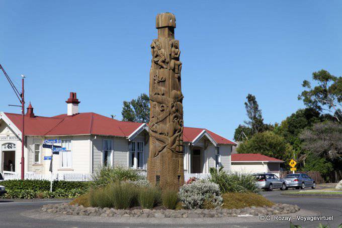 Totem maori sculpté, Opotiki Carving Town Centre, East Cape - Nouvelle-Zélande