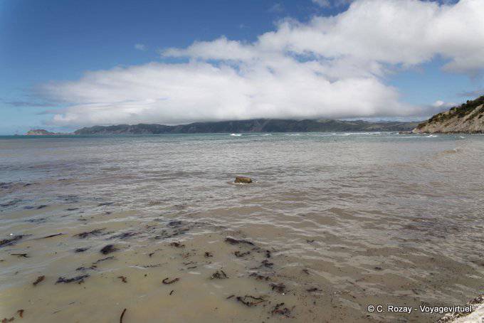 Nuages bas sur les monts au sud, Tokomaru Bay, East Cape - Nouvelle-Zélande