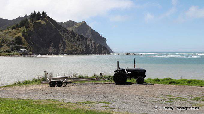 Tracteur à bateau au bout de la Beach road, Tokomaru Bay, East Cape - Nouvelle-Zélande