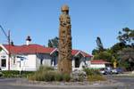 Totem maori sculpté, Opotiki Carving Town Centre, East Cape, Nouvelle-Zélande.