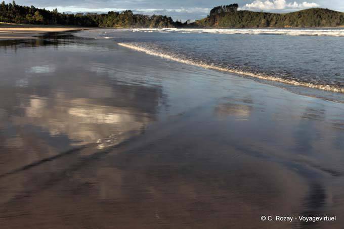 Reflets sur la plage, Whananaki, Northland - Nouvelle-Zélande