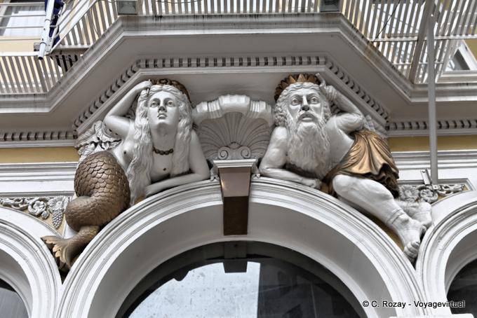 Sculpture sur la façade, Dunedin, Princes Street, Wains Hotel Mercure - Nouvelle-Zélande