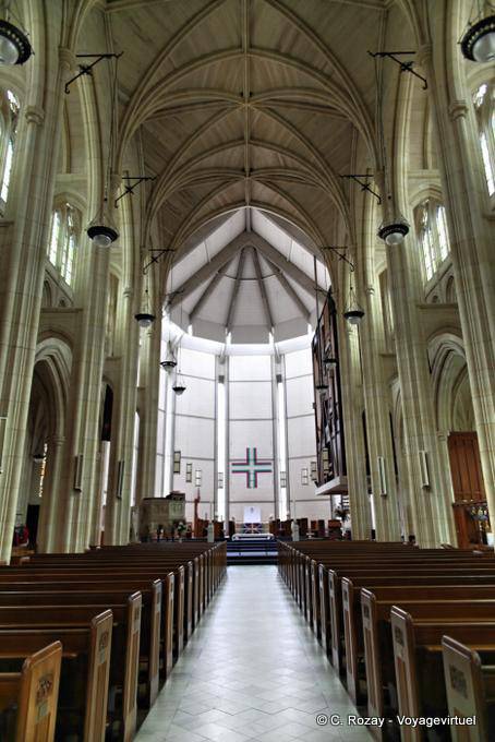 Le choeur et sa croix en plexiglas, Dunedin, St Pauls Cathedral - Nouvelle-Zélande