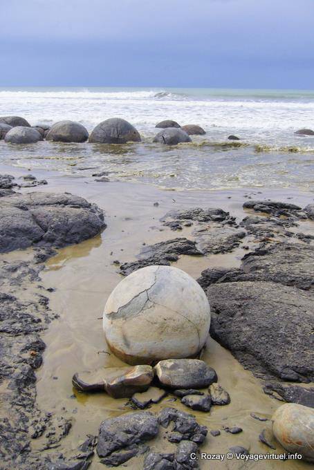 Sur la plage abandonnée... Moeraki Boulders Scenic Reserve, Otago - Nouvelle-Zélande
