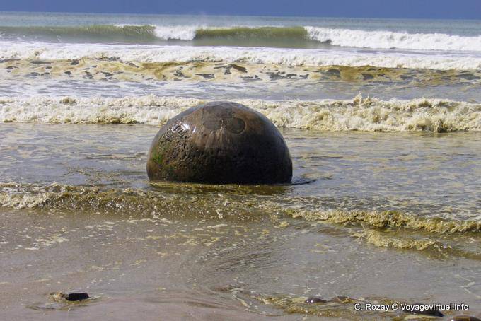 Battue par les vagues, Moeraki Boulders Scenic Reserve, Otago - Nouvelle-Zélande