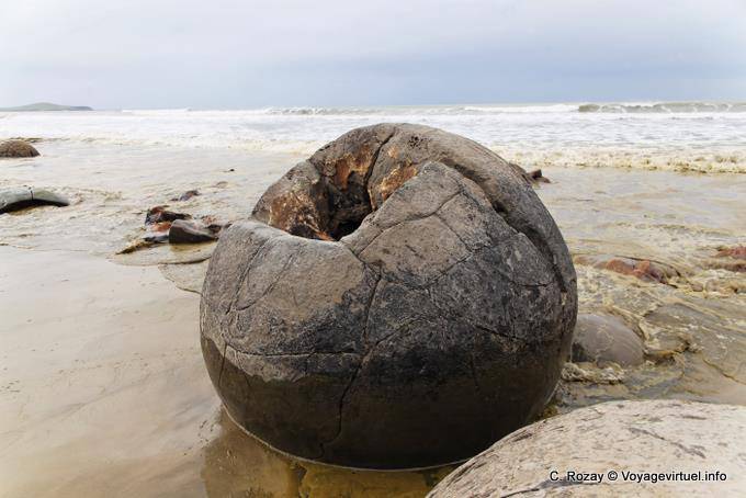 Boule minée par l'érosion, Moeraki Boulders Scenic Reserve, Otago - Nouvelle-Zélande