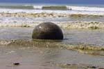 Battue par les vagues, Moeraki Boulders Scenic Reserve, Otago, Nouvelle-Zélande.