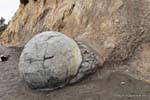 Septarian concretions, Moeraki Boulders Scenic Reserve, Otago, Nouvelle-Zélande.