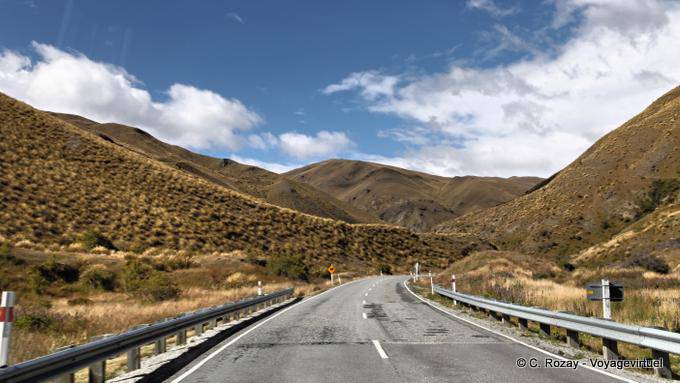 Montée entre les collines après Cardrona, Cardrona Road to Queenstown, Southland - Nouvelle-Zélande