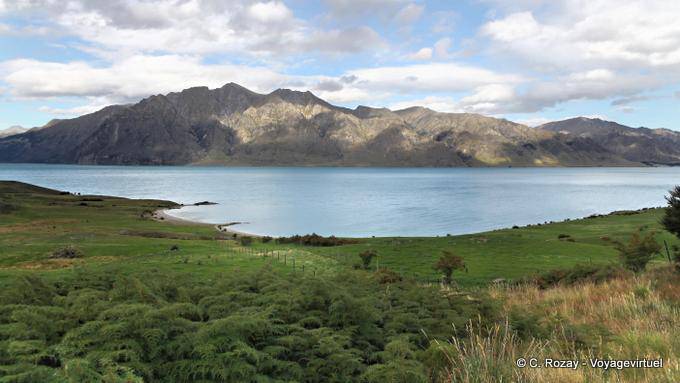 Montagnes face au Neck, Hawea Lake, Southland - Nouvelle-Zélande
