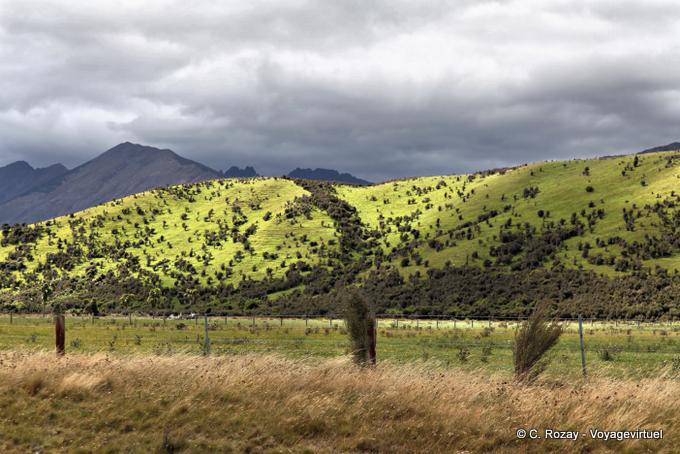 Eclat de soleil sur les collines, Road Te Anau to Milford Sound, Southland - Nouvelle-Zélande