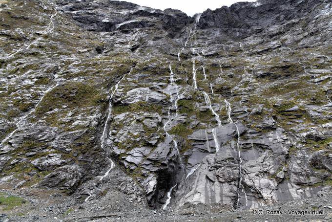 Cascades sur la falaise, Homer tunnel, Road Te Anau to Milford Sound, Southland - Nouvelle-Zélande